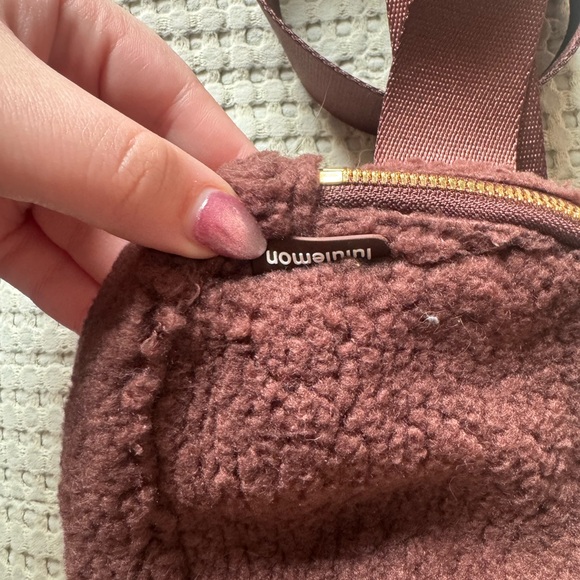 Lululemon Everywhere Belt Bag Brown Sherpa - Picture 5 of 6